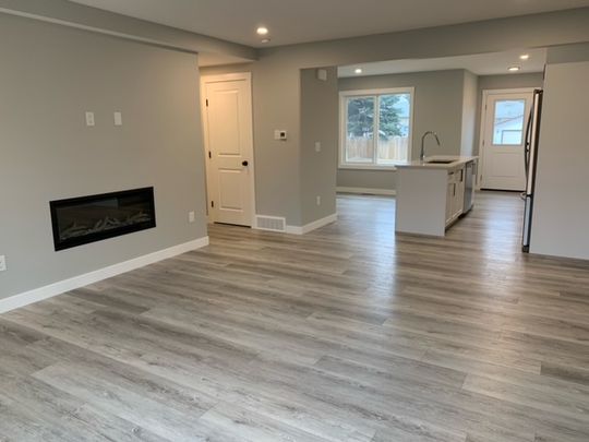 Like New Duplex! Modern 3 Bedroom, 2.5 Bathroom Home - Photo 1