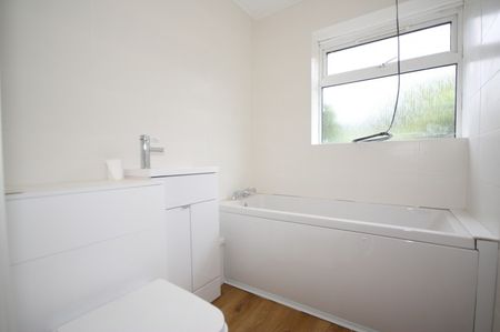 Davos Close, Woking - Photo 4