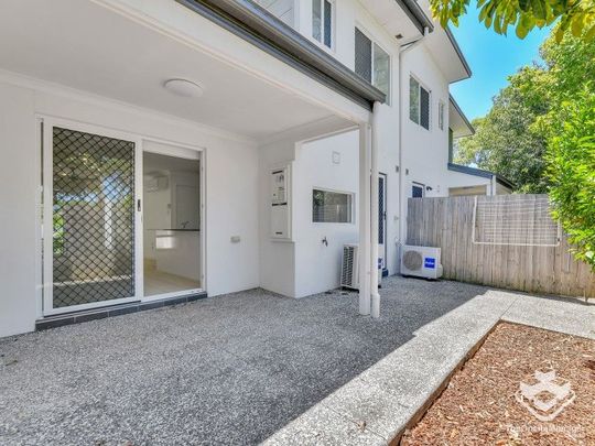3 BED, A/C, MINUTES TO GATEWAY Large living space unit, gas cooktop, covered patio - Photo 1