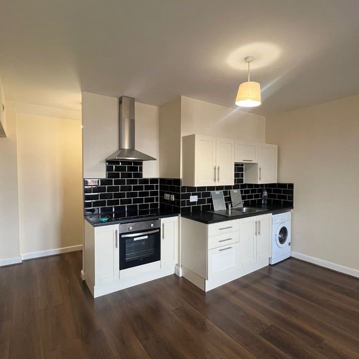 Studio Flat, Karnac Road, LS8 - Photo 1