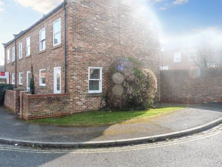2 bedroom mews to rent - Photo 4