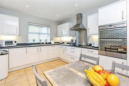 3 bedroom semi-detached house to rent - Photo 5