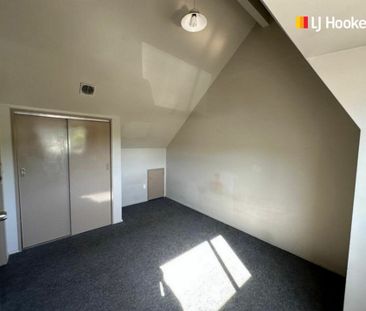 Tidy 4 bedrooom flat - Photo 2