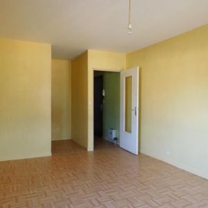 Res. Eiffel , F1 au 3ème étage comprenant un séjour, une cuisine, une salle de bain avec wc. Parking ... - Photo 2