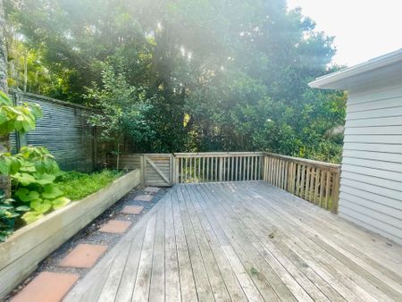 Beautiful modern house in Titirangi - Double garage and off street parking - 1 week RENT FREE. - Photo 4