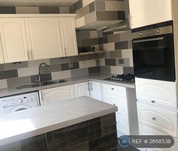 3 bedroom semi-detached house to rent - Photo 4