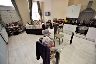 1 bedroom Flat in Aire Street, Leeds - Photo 2