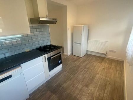 4 bedroom end of terrace house to rent - Photo 5