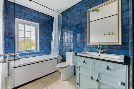 Beautifully presented semi-detached village house conveniently located for access to Knebworth's mainline station - Photo 4