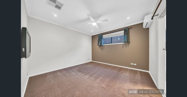 Family Living in the Heart of Alamanda - Photo 1