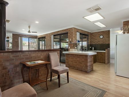 Spacious 3 Bedroom Home in Rockingham - Photo 4