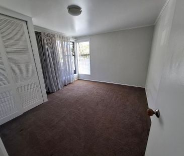 Centrally located 3 bed house in Te Atatu - Photo 5