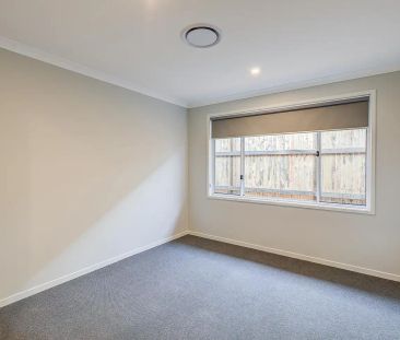 “Large Modern Family Home in Everleigh Estate” - Photo 5