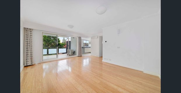 2 Bedroom Apartment 150m To Coogee Beach - Photo 1