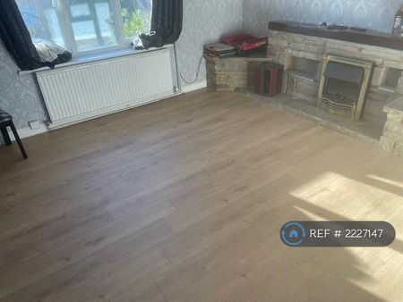 3 bedroom flat to rent - Photo 2