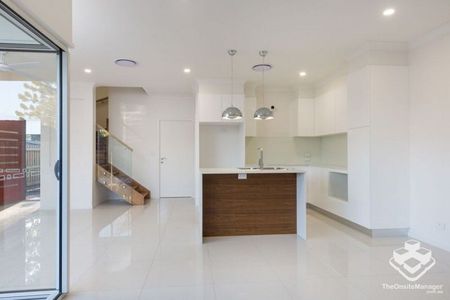 $700pw till 18th June 2025 - LUXURY TOWNHOUSE in great condition - Photo 2