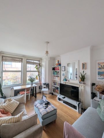 2 Bed Flat, Agincourt Road, NW3 - Photo 2