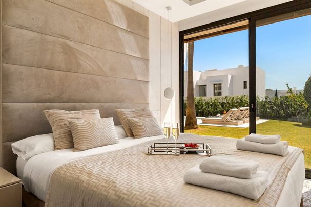 4 bedroom luxury Villa for rent in El Paraíso, Andalusia - Photo 1