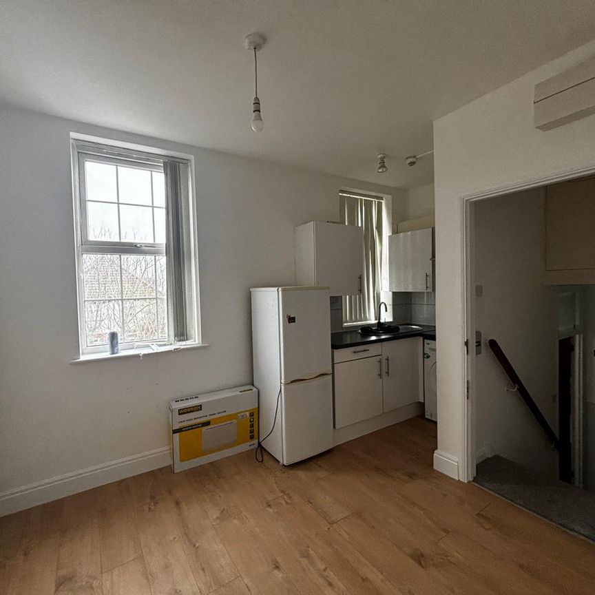 Ballards Lane, London, N3 - Photo 1