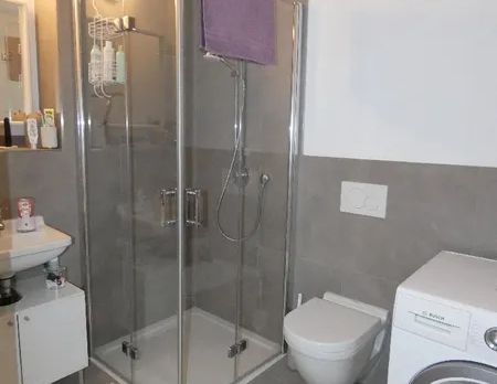 Gemütliche 2-Zimmer-Wohnung im Erdgeschoss mit Einbauküche und Terrasse - Foto 1