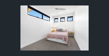 Fabulous beach side Burleigh Heads townhouse - walk to beach! Available from early Jan 26. - Photo 5