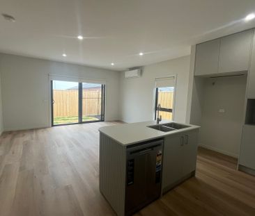 BRAND NEW STYLISH & CONTEMPORARY HOME - Photo 4