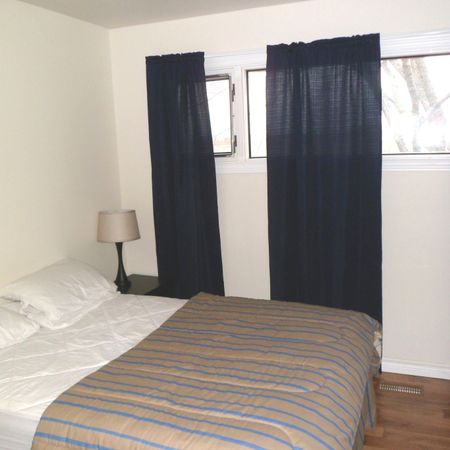 3 BR – Newly rennovated Townhouse by Arthur St. - Photo 3