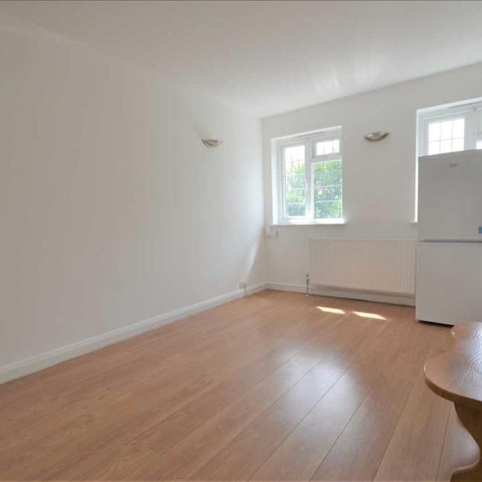 2 Bed Flat, Harrow View Road, HA1 - Photo 1