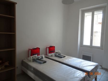 Appartement 3 pièces 69m2 MARSEILLE 5EME 1 105 euros - Photo 2