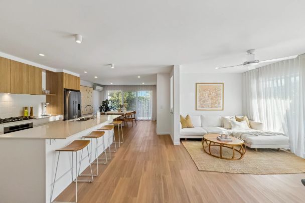 Coastal luxe living in the heart of Burleigh Waters - Photo 1