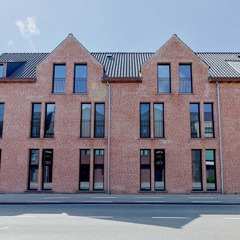 Super interessant gelegen gelijkvloersappartement met 1 slaapkamer, kelderberging en staanplaats met zicht op woonerf. - Photo 1