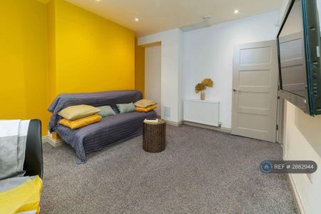 1 bedroom in a house share to rent - Photo 2