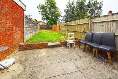 3 bedroom House To Let Total Size: 862 SQ FT - Photo 4