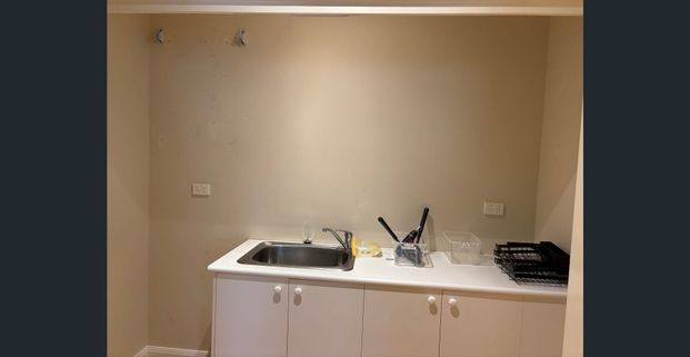 Comfortable and Spacious 5 bedroom Family home in School Zone! - Photo 1