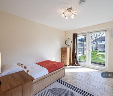 4 bedroom semi-detached house to rent - Photo 6
