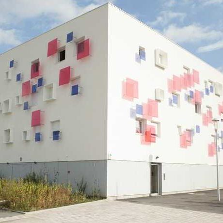 sedan proche commerce, piscine, lycée - Photo 1