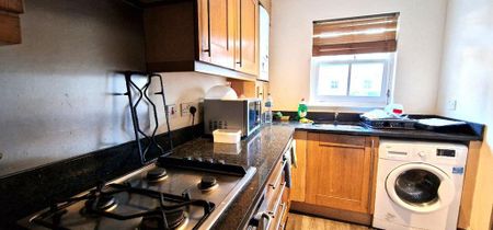 1 bedroom in a house share to rent - Photo 4
