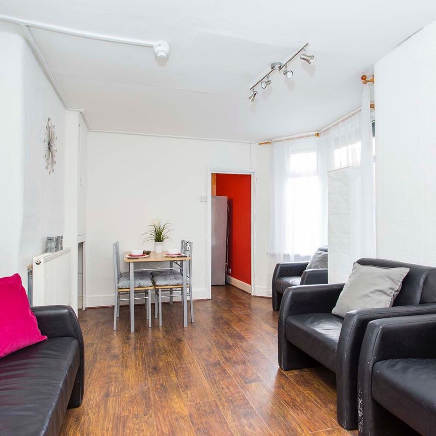 🏡 Large Victorian House - All Bills Included - Lounge & Garden! 🏡 Room 4 - Photo 1