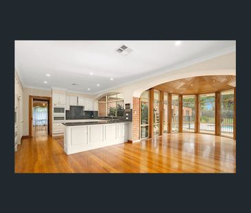 Grand 4 bedroom home on approx 1 acre with pool - Photo 2