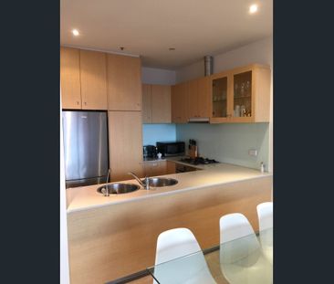 Inner City Living. 2 Carparks. Partly Furnished! - Photo 4