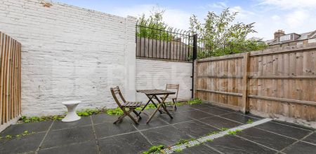 4 bedroom town house located on a private gated mews - Photo 2