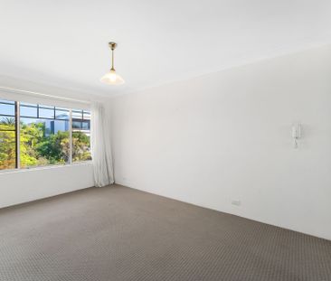 Large Two Bedroom Top Floor Unit - Photo 3