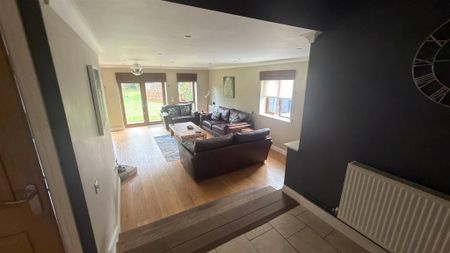 4 bedroom detached house to rent - Photo 4
