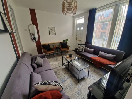 4 Bed Detached House, Cross Green, LS9 - Photo 3