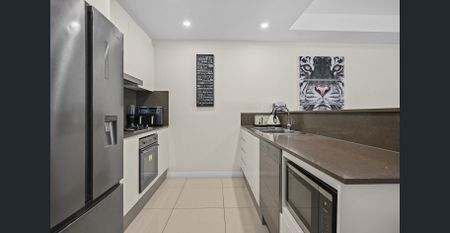 Fully furnished Spacious Split-Level Parkside Apartment with Modern Interiors - Photo 2