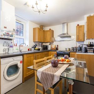 3 bedroom flat to rent - Photo 2