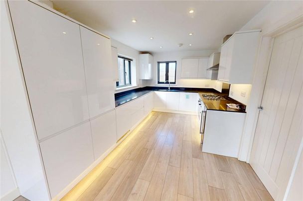 4 bedroom end of terrace house to rent - Photo 1