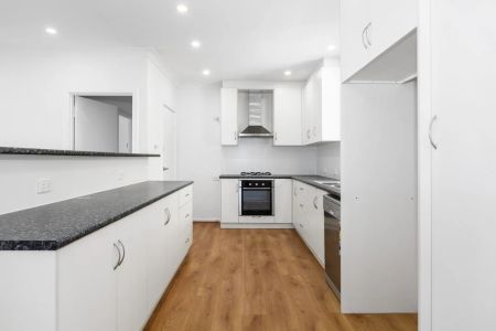 3-Bedroom Home with Large Outdoor Entertaining Area - Photo 4