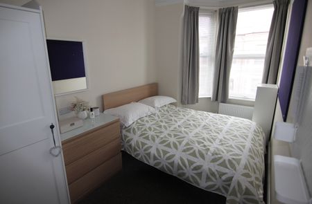 6 Bed Semi-Detached House, Trinity Avenue, NG7 - Photo 4