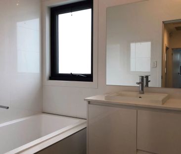 Modern 3 bedroom townhouse perfect summer location! - Photo 4